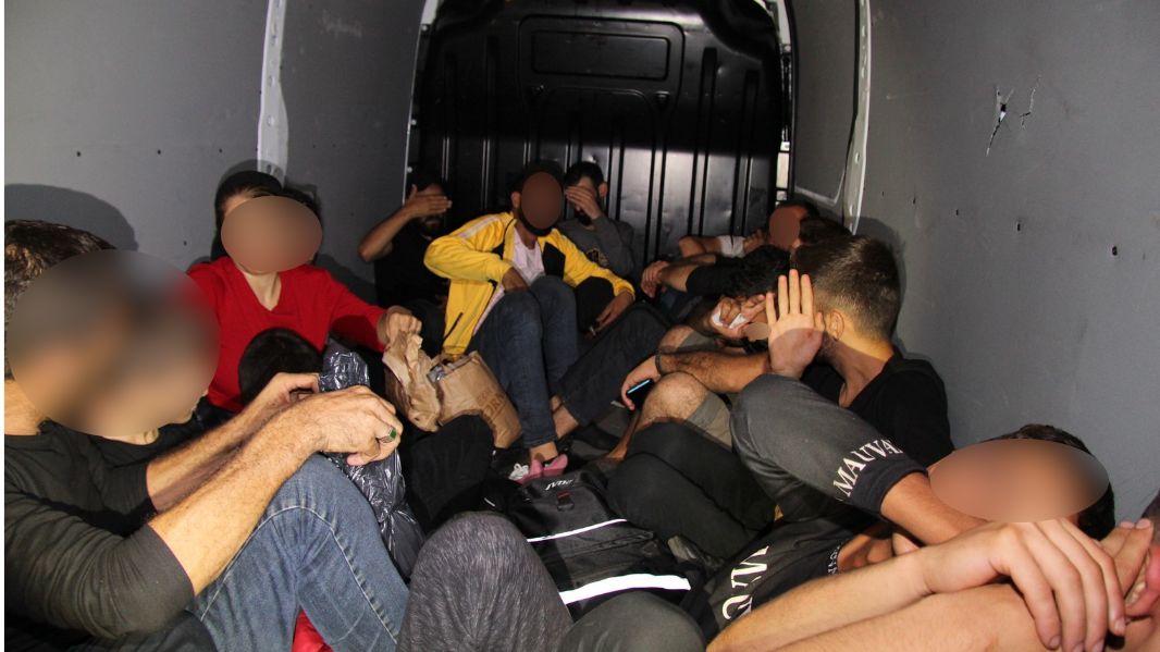 Při kontrole auta v Beskydech bylo nalezeno 17 migrantů